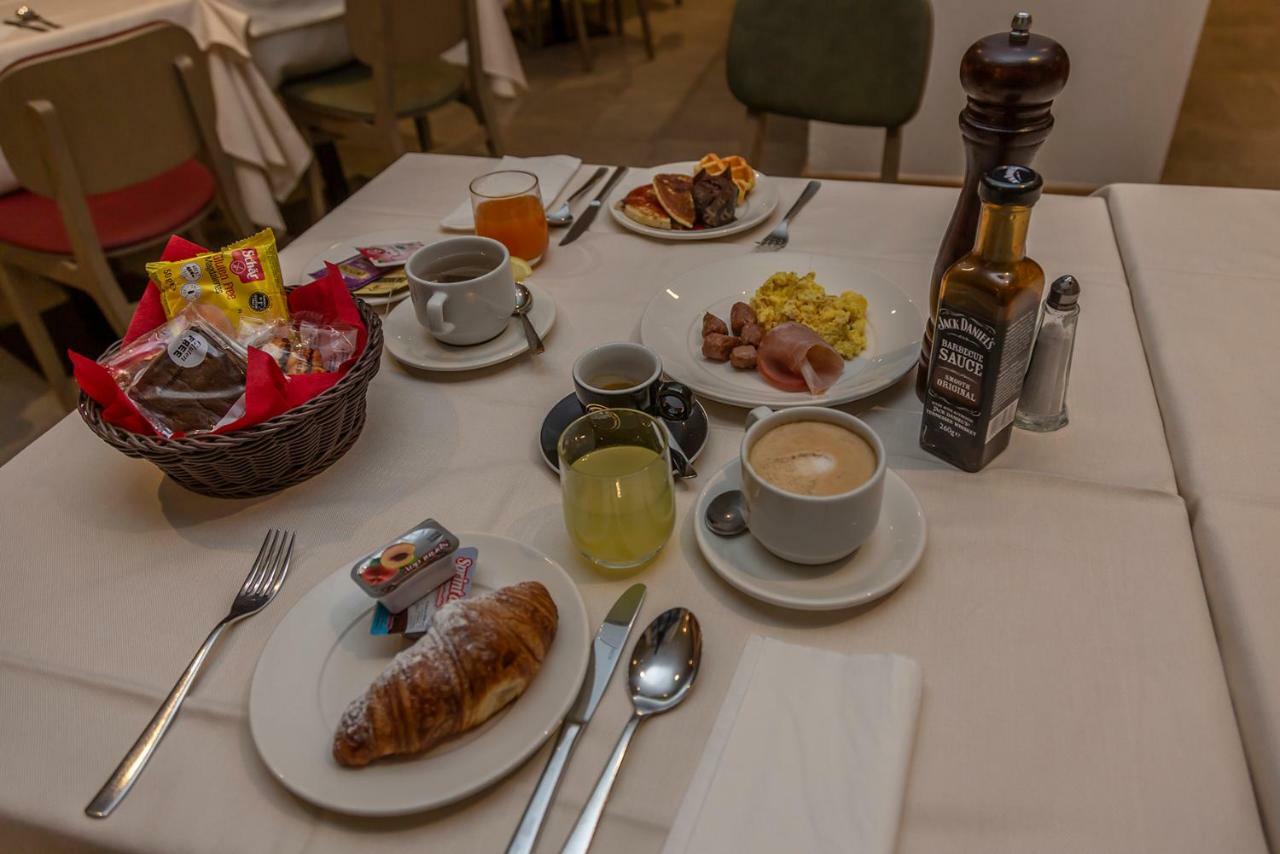 Hotel Petit Palais เบรยล์-แชร์วิเนีย ภายนอก รูปภาพ